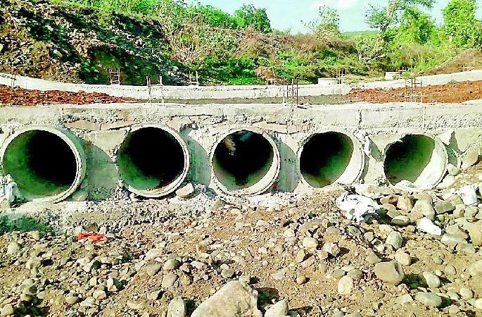 Bridge construction disparate | पुलाचे बांधकाम निकृष्ट Bridge construction disparate | पुलाचे बांधकाम निकृष्ट