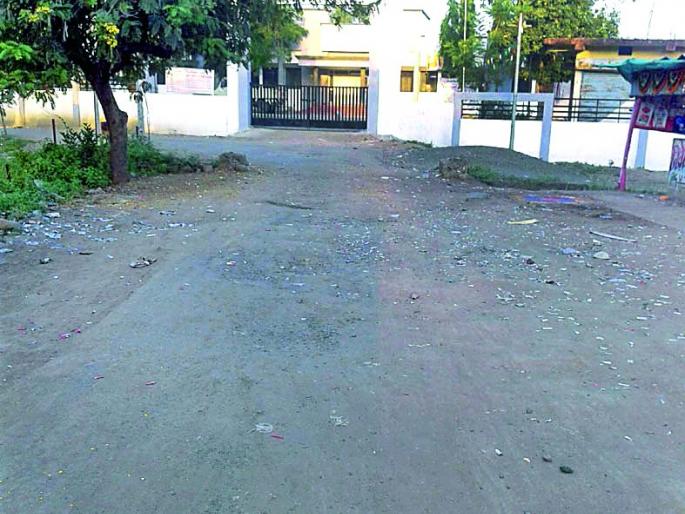 Panchayat committee building new, but the road is old | पंचायत समितीला इमारत नवीन, पण रस्ता जुनाच