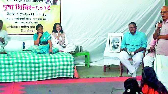 Young people should think Gandhiji's thoughts | युवकांनी गांधीजींचे विचार अंगिकारावे Young people should think Gandhiji's thoughts | युवकांनी गांधीजींचे विचार अंगिकारावे