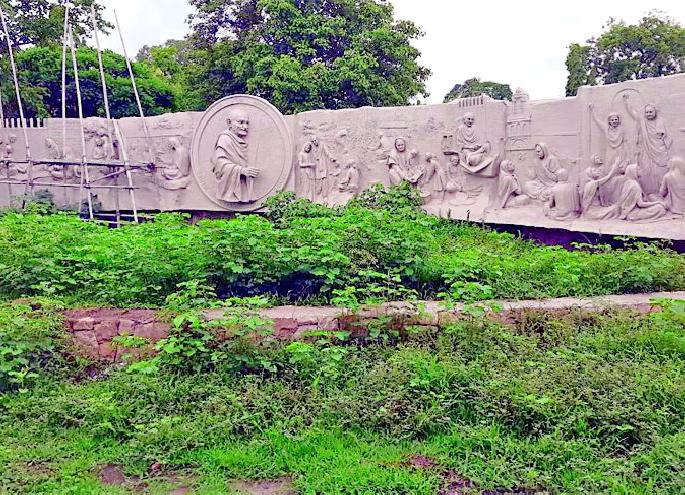 Grass grew in the courtyard of the sculpted wall sculpture | बोलक्या भिंती शिल्पाच्या आवारात वाढले गवत Grass grew in the courtyard of the sculpted wall sculpture | बोलक्या भिंती शिल्पाच्या आवारात वाढले गवत