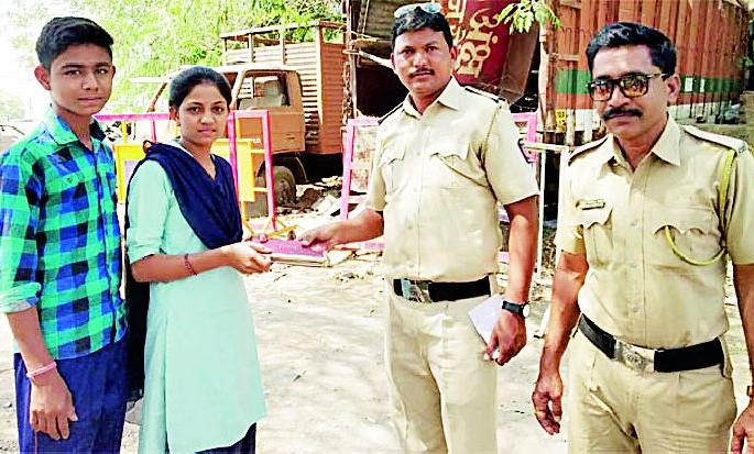 Introduce the authenticity of the police | पोलीसदादाने दिला प्रामाणिकतेचा परिचय Introduce the authenticity of the police | पोलीसदादाने दिला प्रामाणिकतेचा परिचय