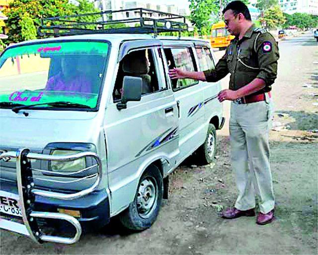 Eleven School Vehicle Checks | अकरा शाळकरी वाहनांची तपासणी