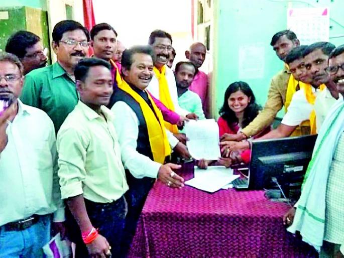 Tribal people attacked Gawari brothers on duty | आदिवासी गोवारी बांधवांची जिल्हा कचेरीवर धडक