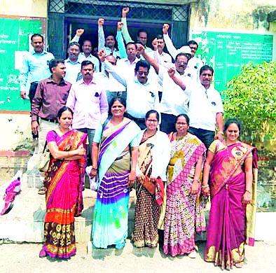 Prohibition from educators' statement | शिक्षणाधिकाऱ्यांच्या वक्तव्याचा शिक्षकांकडून निषेध Prohibition from educators' statement | शिक्षणाधिकाऱ्यांच्या वक्तव्याचा शिक्षकांकडून निषेध