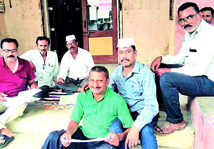 Unique movement of the group notes of the District Central Co-operative Bank | जिल्हा मध्यवर्ती सहकारी बँकेच्या गटसचिवांचे अनोखे आंदोलन