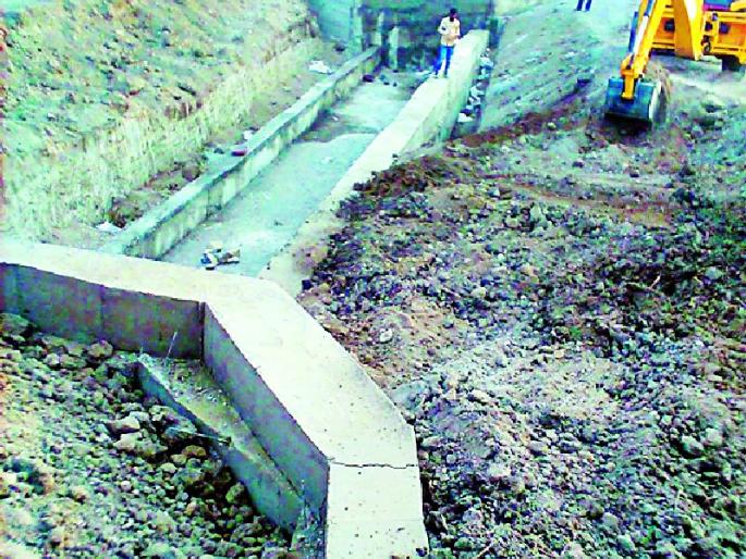 Constructed cracked | बांधकामाला गेले तडे