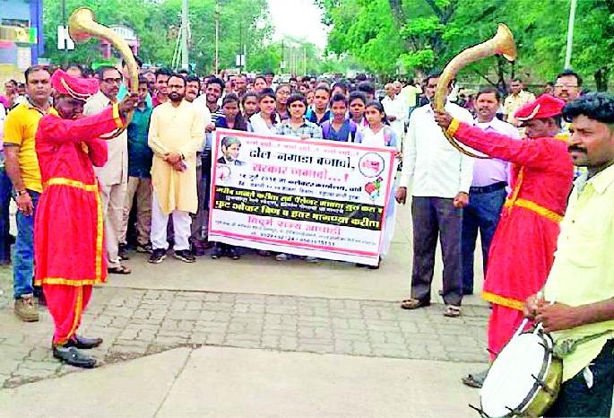 Build a bridge over the Tuljapur railway station | तुळजापूर रेल्वे स्थानकावर उड्डाणपूल बांधा Build a bridge over the Tuljapur railway station | तुळजापूर रेल्वे स्थानकावर उड्डाणपूल बांधा
