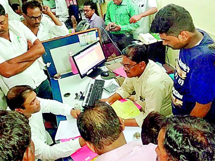 Borrowing Grants in Government Dept. | शासन आदेश डावलून बोंडअळीचे अनुदान कर्जखात्यात Borrowing Grants in Government Dept. | शासन आदेश डावलून बोंडअळीचे अनुदान कर्जखात्यात