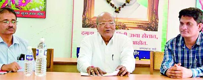 Give the officers the wisdom to clean the dirt in their heads | अधिकाऱ्यांच्या डोक्यातील घाण साफ करण्याची सद्बुद्धी द्या Give the officers the wisdom to clean the dirt in their heads | अधिकाऱ्यांच्या डोक्यातील घाण साफ करण्याची सद्बुद्धी द्या