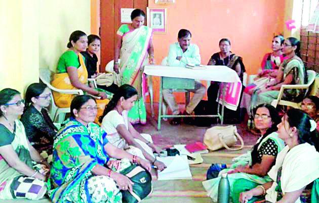 Hundreds of hundreds of Anganwadi sevikas are in danger | शेकडो अंगणवाडी सेविकांची नोकरी धोक्यात Hundreds of hundreds of Anganwadi sevikas are in danger | शेकडो अंगणवाडी सेविकांची नोकरी धोक्यात