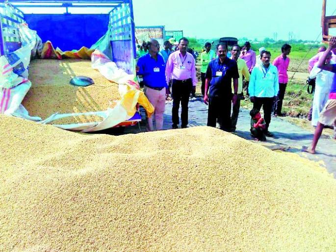 For the purchase of wheat grains | वणीत धान्य खरेदीवर धाड For the purchase of wheat grains | वणीत धान्य खरेदीवर धाड