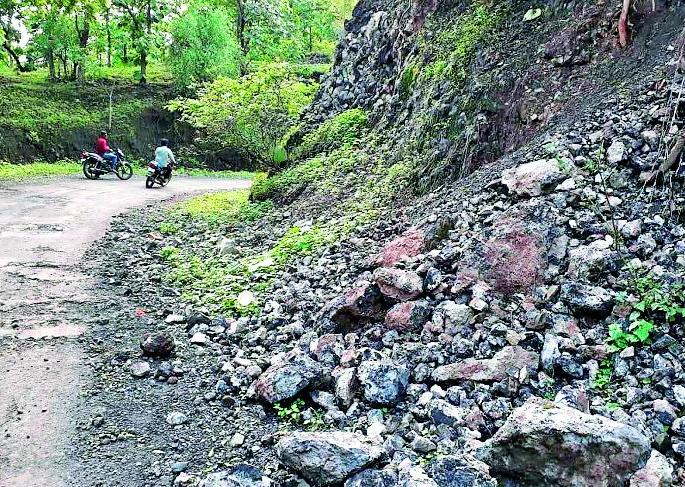 The rift in the valley was tarnished | घाटातील दरड कोसळू लागली The rift in the valley was tarnished | घाटातील दरड कोसळू लागली
