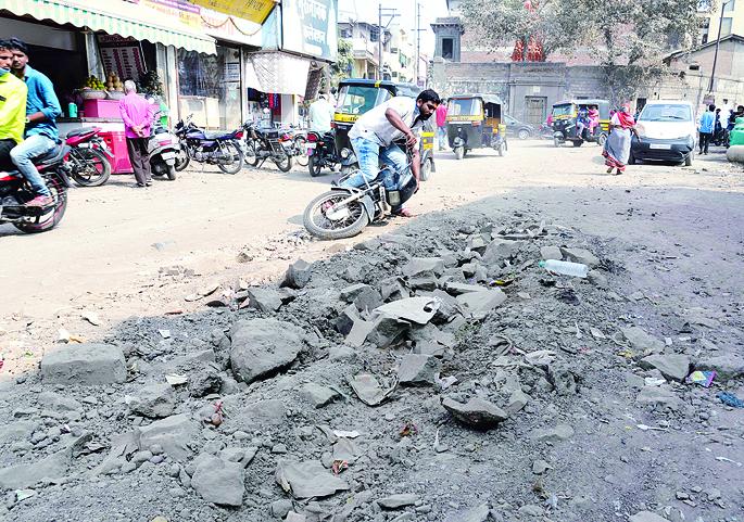 The dust settled in the shop, the heads of the citizens were shattered but the Solapur Municipal Corporation did not wake up | दुकानात धूळ साचली, नागरिकांची डोकी फुटली तरी सोलापूर महापालिकेला जाग येईना The dust settled in the shop, the heads of the citizens were shattered but the Solapur Municipal Corporation did not wake up | दुकानात धूळ साचली, नागरिकांची डोकी फुटली तरी सोलापूर महापालिकेला जाग येईना