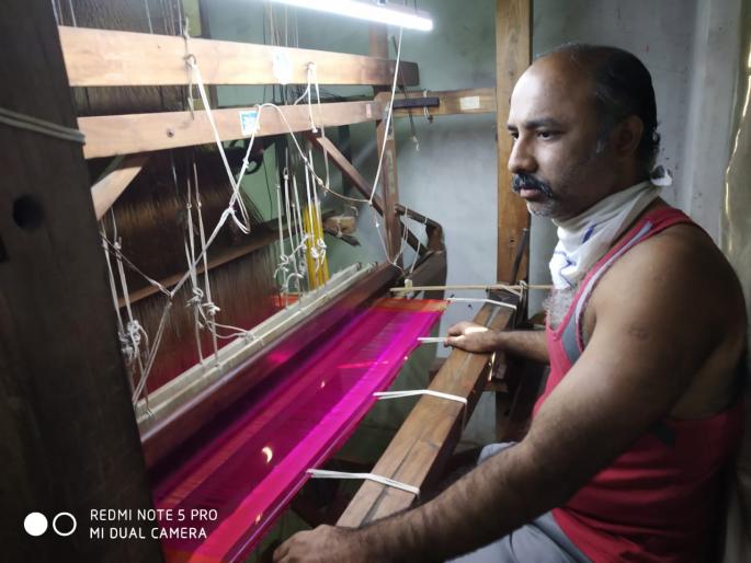 The black edge of the corona to Yevla's Zartari Paithani | येवल्याच्या जरतारी पैठणीला कोरोनाची काळी किनार The black edge of the corona to Yevla's Zartari Paithani | येवल्याच्या जरतारी पैठणीला कोरोनाची काळी किनार