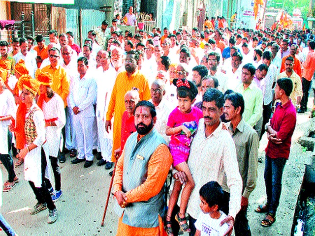 The charm of the Legim squad and the enthusiasm among the Shiva lovers | लेजीम पथकाचे आकर्षण अन् शिवप्रेमींमध्ये जल्लोष The charm of the Legim squad and the enthusiasm among the Shiva lovers | लेजीम पथकाचे आकर्षण अन् शिवप्रेमींमध्ये जल्लोष