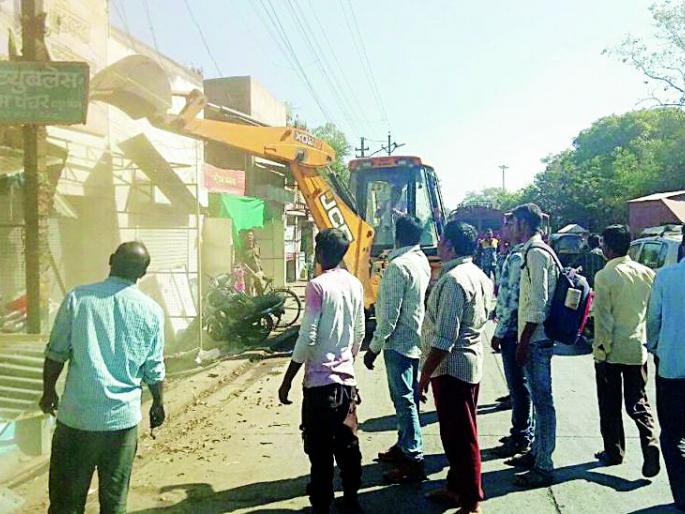 The encroachment on the path of governor is removed | राज्यपालांच्या मार्गावरील अतिक्रमण काढले