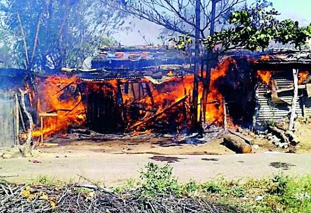 Home fire in Brahmanga Nagar | ब्राह्मणगाव येथे घरांना आग Home fire in Brahmanga Nagar | ब्राह्मणगाव येथे घरांना आग