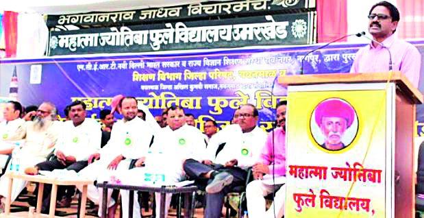 Give students the agenda over the students | विद्यार्थ्यांच्या हाती झेंड्यापेक्षा अजेंडा द्या Give students the agenda over the students | विद्यार्थ्यांच्या हाती झेंड्यापेक्षा अजेंडा द्या