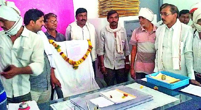 Lack of construction engineer's chair | बांधकाम अभियंत्याच्या खुर्चीला हारार्पण Lack of construction engineer's chair | बांधकाम अभियंत्याच्या खुर्चीला हारार्पण