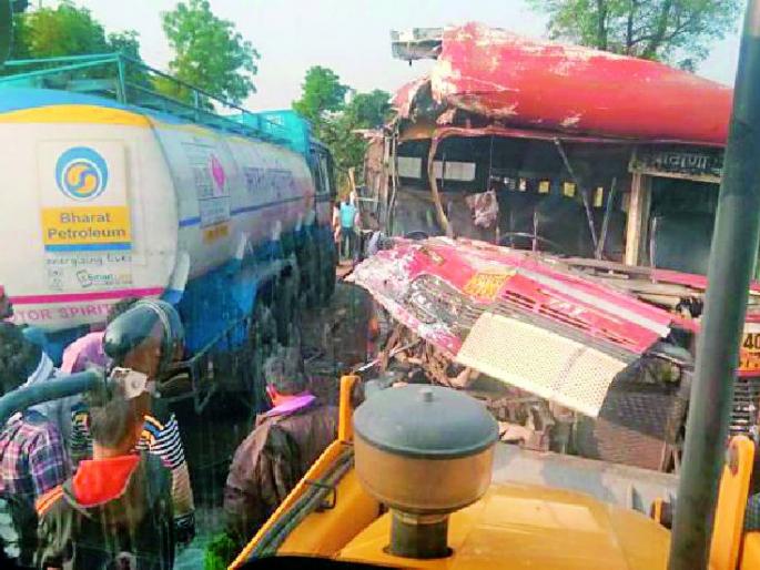 Kirtankar killed, 46 injured in ST bus accident | एसटी बस, टँकर अपघातात कीर्तनकार ठार, ४६ जखमी Kirtankar killed, 46 injured in ST bus accident | एसटी बस, टँकर अपघातात कीर्तनकार ठार, ४६ जखमी