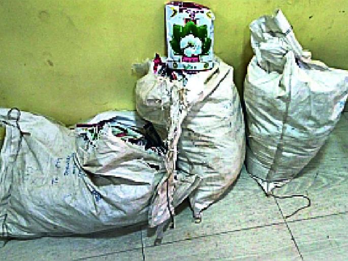 Bogus seeds going to sale were caught trapping | विक्रीला जाणारे बोगस बियाणे सापळा रचून पकडले Bogus seeds going to sale were caught trapping | विक्रीला जाणारे बोगस बियाणे सापळा रचून पकडले