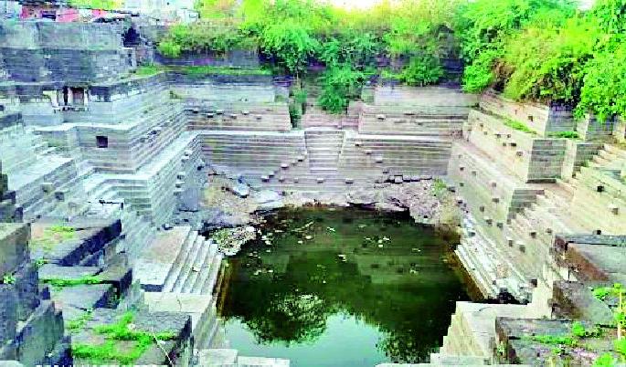Neglected by Bhanutirtha Kund of Mahur Panchayat | माहूर पंचायतीचे भानुतीर्थ कुंडाकडे दुर्लक्ष Neglected by Bhanutirtha Kund of Mahur Panchayat | माहूर पंचायतीचे भानुतीर्थ कुंडाकडे दुर्लक्ष