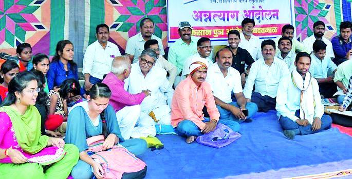 Farmers' festivals will be eaten for the festival of agriculture | कृषी महोत्सवाकाठी शेतकरीपुत्रांचा अन्नत्याग Farmers' festivals will be eaten for the festival of agriculture | कृषी महोत्सवाकाठी शेतकरीपुत्रांचा अन्नत्याग