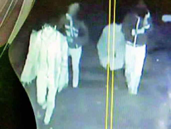 Seven shops opened at Dutt Chowk for the second consecutive day | दत्त चौकात सलग दुसऱ्या दिवशीही सात दुकाने फोडली Seven shops opened at Dutt Chowk for the second consecutive day | दत्त चौकात सलग दुसऱ्या दिवशीही सात दुकाने फोडली