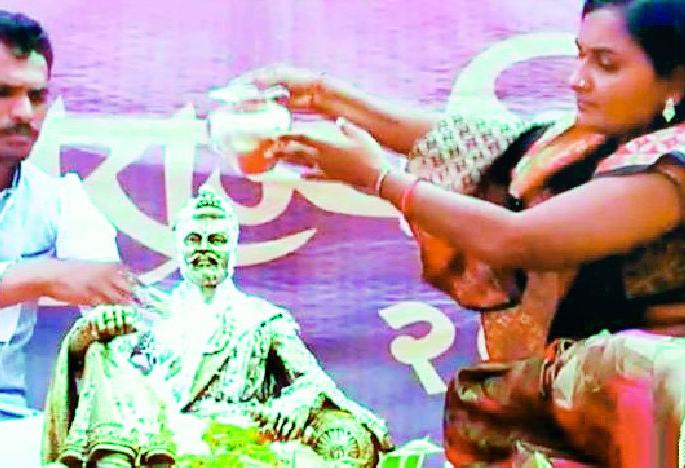Shambhuraje's coronation honors a farmer woman | शंभूराजांच्या राज्याभिषेकाचा मान शेतकरी महिलेला Shambhuraje's coronation honors a farmer woman | शंभूराजांच्या राज्याभिषेकाचा मान शेतकरी महिलेला