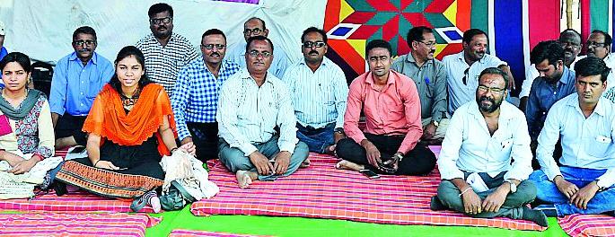 Work of Zilla Parishad Engineers | जिल्हा परिषद अभियंत्यांचे काम बंद Work of Zilla Parishad Engineers | जिल्हा परिषद अभियंत्यांचे काम बंद