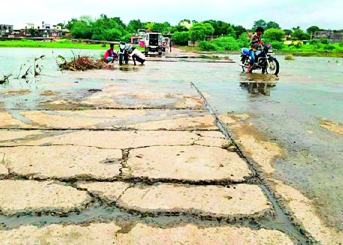 Road repair needs 400 million | रस्ता दुरुस्तीसाठी हवे ४०० कोटी