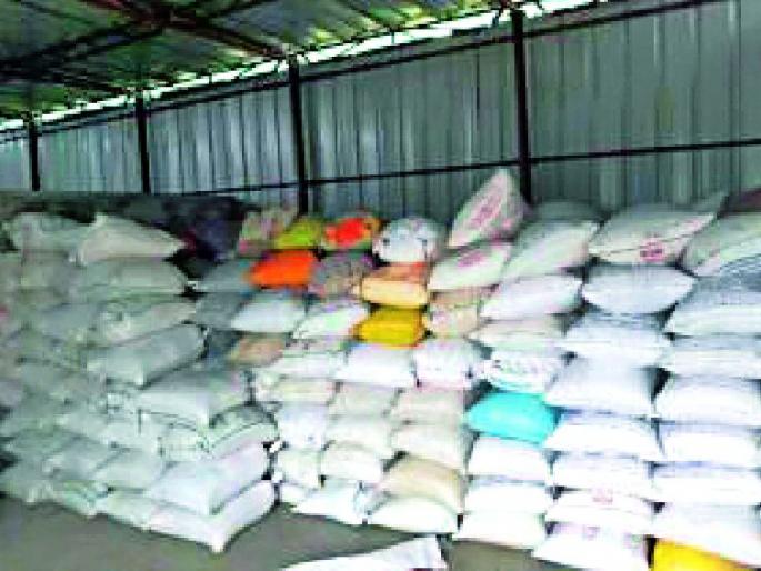 Government grain smuggling from Kalmbad MIDC | कळंब एमआयडीसीतून शासकीय धान्याची तस्करी Government grain smuggling from Kalmbad MIDC | कळंब एमआयडीसीतून शासकीय धान्याची तस्करी