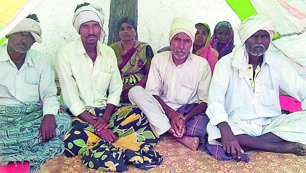 Evacuation of farmers in hill town | डोंगरखर्डातील शेतकऱ्यांचे उपोषण बेदखल Evacuation of farmers in hill town | डोंगरखर्डातील शेतकऱ्यांचे उपोषण बेदखल