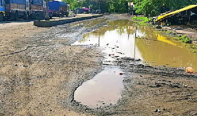 The poor condition of the national highway in the city of Darwha | दारव्हा शहरातील राष्ट्रीय महामार्गाची दुरावस्था