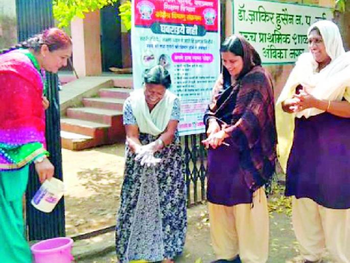 The duty of the Guruji of the municipality, even in the fear of Corona | कोरोनाच्या धास्तीतही पालिकेच्या गुरुजींची ड्युटी The duty of the Guruji of the municipality, even in the fear of Corona | कोरोनाच्या धास्तीतही पालिकेच्या गुरुजींची ड्युटी