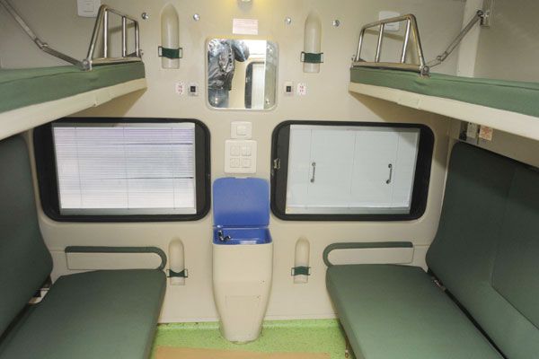 Shocking! 110 passengers in one coach; One died of suffocation | धक्कादायक! एका कोचमध्ये ११० प्रवासी; जीव गुदमरल्यामुळे एकाचा गेला जीव