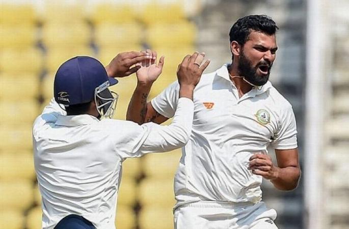 Ranji Trophy winner vidarbha star aditya sarwate struggle story waging personal battle, his father on wheelchair in last 20 year's | जिंकलंस मित्रा... अंथरुणाला खिळलेल्या वडिलांची सेवा करणारा आदित्य ठरला 'रणजी'चा राजा