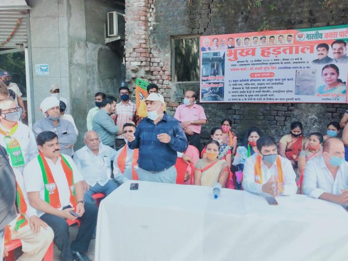 Municipal Corporation's promise to solve the problem; Notice of BJP corporator's fast in Ulhasnagar | समस्या सोडविण्याचं महापालिकेचे आश्वासन; उल्हासनगरात भाजपा नगरसेविकेच्या उपोषणाची दखल Municipal Corporation's promise to solve the problem; Notice of BJP corporator's fast in Ulhasnagar | समस्या सोडविण्याचं महापालिकेचे आश्वासन; उल्हासनगरात भाजपा नगरसेविकेच्या उपोषणाची दखल