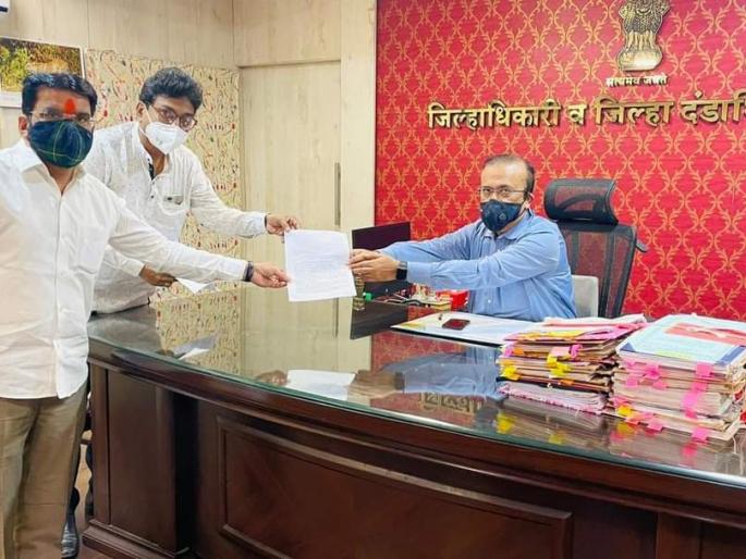 Remdesivir: Demand to stop the black market of remdesivir injections; The people of Ulhasnagar directly approached the District Collector | Remdesivir: रेमडेसिविर इंजेक्शनचा काळाबाजार थांबविण्याची मागणी; उल्हासनगरवासीयांची थेट जिल्हाधिकाऱ्यांना साकडे Remdesivir: Demand to stop the black market of remdesivir injections; The people of Ulhasnagar directly approached the District Collector | Remdesivir: रेमडेसिविर इंजेक्शनचा काळाबाजार थांबविण्याची मागणी; उल्हासनगरवासीयांची थेट जिल्हाधिकाऱ्यांना साकडे