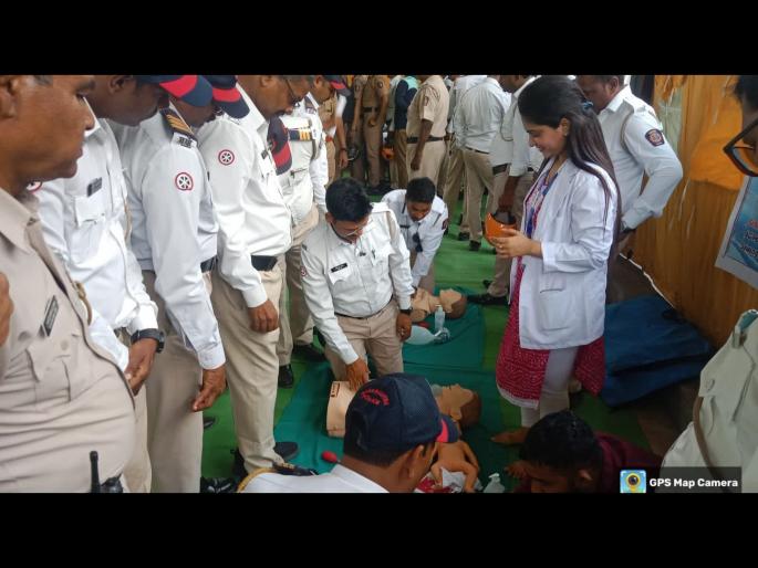 Even the traffic police can save those suffering from cardiac arrest, given training in 'Basic Life Support' | हृद्य विकाराचा झटका आलेल्यांना वाहतूक पोलिसही वाचवू शकतील, ‘बेसिक लाइफ सपोर्ट’चे दिले प्रशिक्षण Even the traffic police can save those suffering from cardiac arrest, given training in 'Basic Life Support' | हृद्य विकाराचा झटका आलेल्यांना वाहतूक पोलिसही वाचवू शकतील, ‘बेसिक लाइफ सपोर्ट’चे दिले प्रशिक्षण