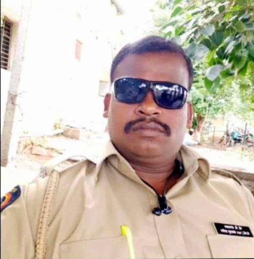The sand mafia crushed a police officer on Tuesday; Police officer dies on the spot | मंगळवेढ्यात वाळू माफियांनी पोलीस कर्मचाऱ्याला चिरडलं; पोलीस कर्मचाऱ्याचा जागीच मृत्यू The sand mafia crushed a police officer on Tuesday; Police officer dies on the spot | मंगळवेढ्यात वाळू माफियांनी पोलीस कर्मचाऱ्याला चिरडलं; पोलीस कर्मचाऱ्याचा जागीच मृत्यू