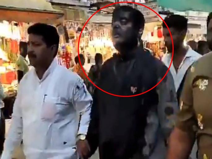 Elderly citizen beaten by Shiv Sainiks in front of police; Video goes viral on social media | पोलिसांसमोरच शिवसैनिकांची वयोवृद्ध नागरिकाला मारहाण; सोशल मीडियात व्हिडीओ व्हायरल Elderly citizen beaten by Shiv Sainiks in front of police; Video goes viral on social media | पोलिसांसमोरच शिवसैनिकांची वयोवृद्ध नागरिकाला मारहाण; सोशल मीडियात व्हिडीओ व्हायरल