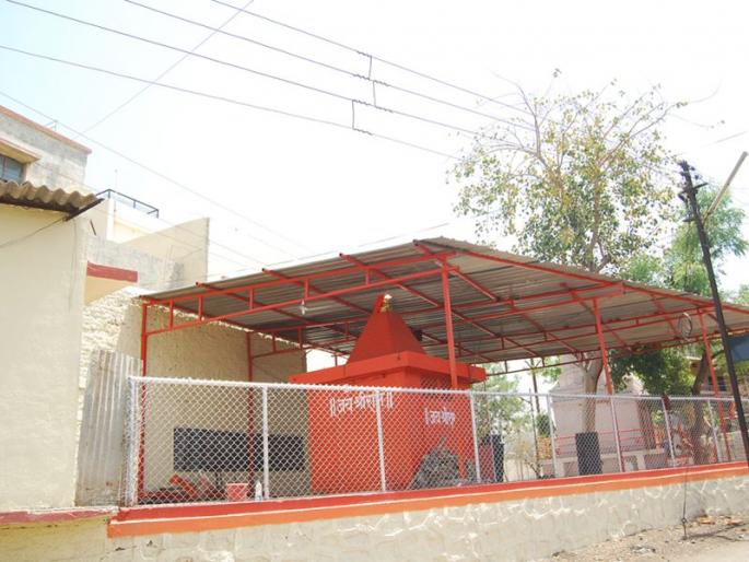 Hanuman bhakta's organism has survived from Jalgaon tulshi | जळगावात गळ्यातील तुळशीच्या माळेने वाचला हनुमान भक्तांचा जीव Hanuman bhakta's organism has survived from Jalgaon tulshi | जळगावात गळ्यातील तुळशीच्या माळेने वाचला हनुमान भक्तांचा जीव