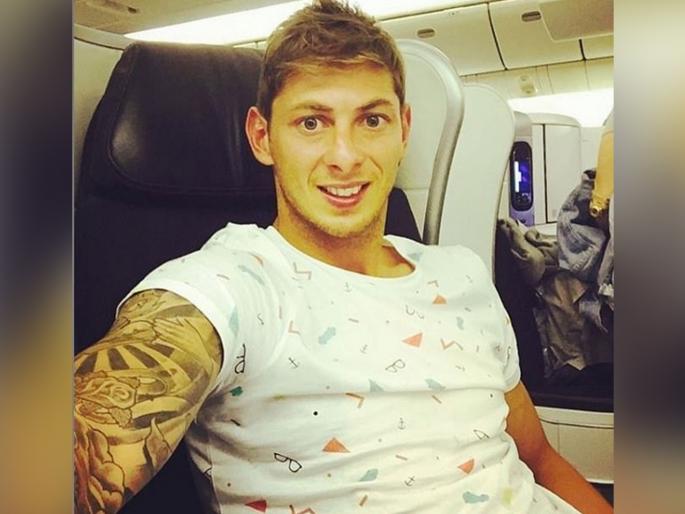 Emiliano Sala's loyal dog waits for its owner to return home | मुक्या प्राण्याची माया; अर्जेंटिनाच्या फुटबॉलपटूचा विमान अपघातात मृत्यू, कुत्रा आठवणीने व्याकूळ