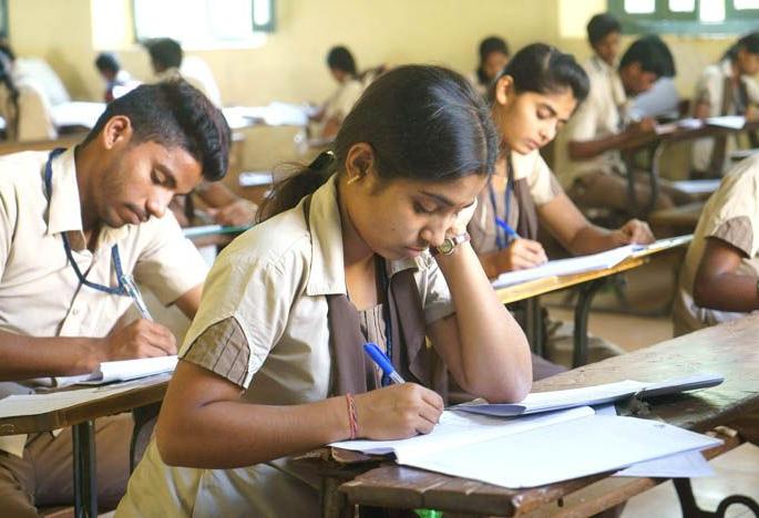 Don't go to school ... Learn from home till 12th standard; Financial relief | शाळेत नका जाऊ... घरूनच शिका बारावीपर्यंत; आर्थिक दिलासा