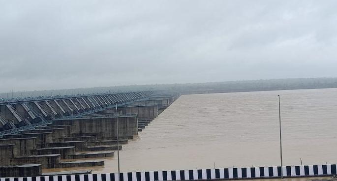 81 gates of Medigadda Barrage on Maharashtra-Telangana border opened | महाराष्ट्र-तेलंगणा सीमेवरील मेडिगड्डा बॅरेजचे ८१ दरवाजे उघडले