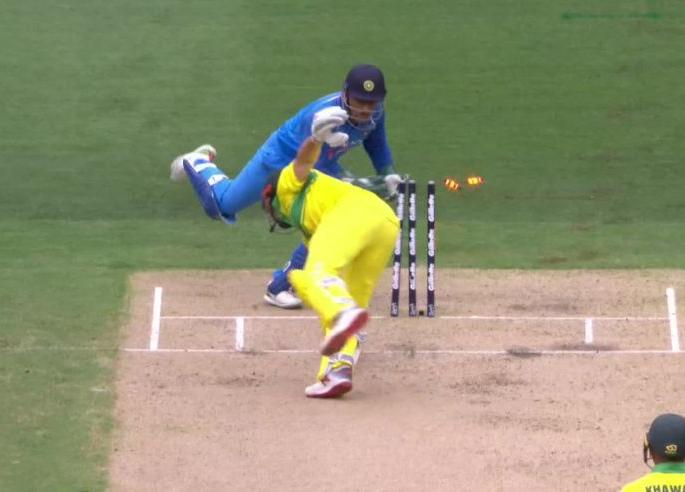 India vs Australia 3rd ODI: MS Dhoni reach milestone against Australia, most stumping against Australia | India vs Australia 3rd ODI : धोनीसमोर चाचपडलात तर बाद झालात, माहीचा ऑसींविरुद्ध पराक्रम
