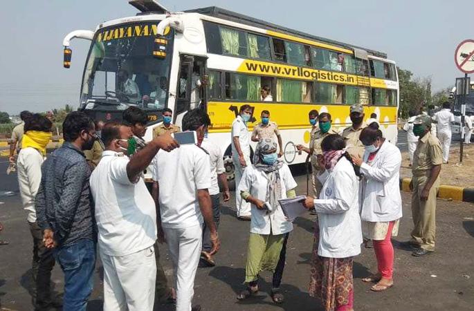 In Solapur district, there are twenty thousand Puneites and twelve thousand Mumbaiis | coronavirus; सोलापूर जिल्ह्यात वीस हजार पुणेकरांची तर बारा हजार मुंबईकरांची तपासणी In Solapur district, there are twenty thousand Puneites and twelve thousand Mumbaiis | coronavirus; सोलापूर जिल्ह्यात वीस हजार पुणेकरांची तर बारा हजार मुंबईकरांची तपासणी