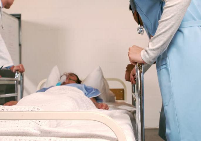 The oxygen-fed old man was taken by bus to Sion Hospital | ऑक्सिजन लावलेल्या वृद्धेला बसमधून नेले सायन रुग्णालयात