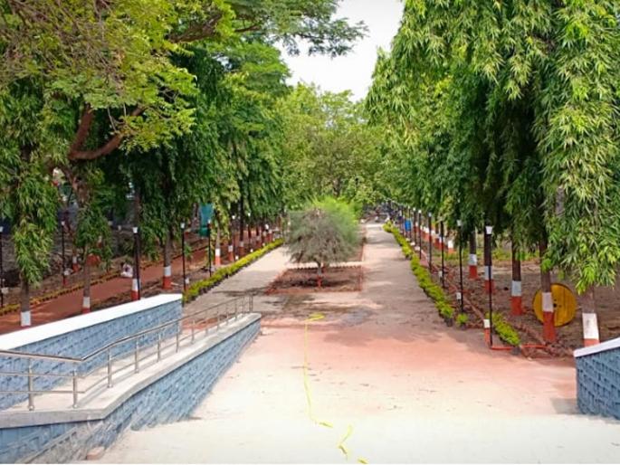 Fees for coming to Hutatma Bagh in Solapur; Municipal Commissioner's proposal in the meeting | सोलापुरातील हुतात्मा बागेत येण्यासाठी लागणार शुल्क; मनपा आयुक्तांचा सभेत प्रस्ताव